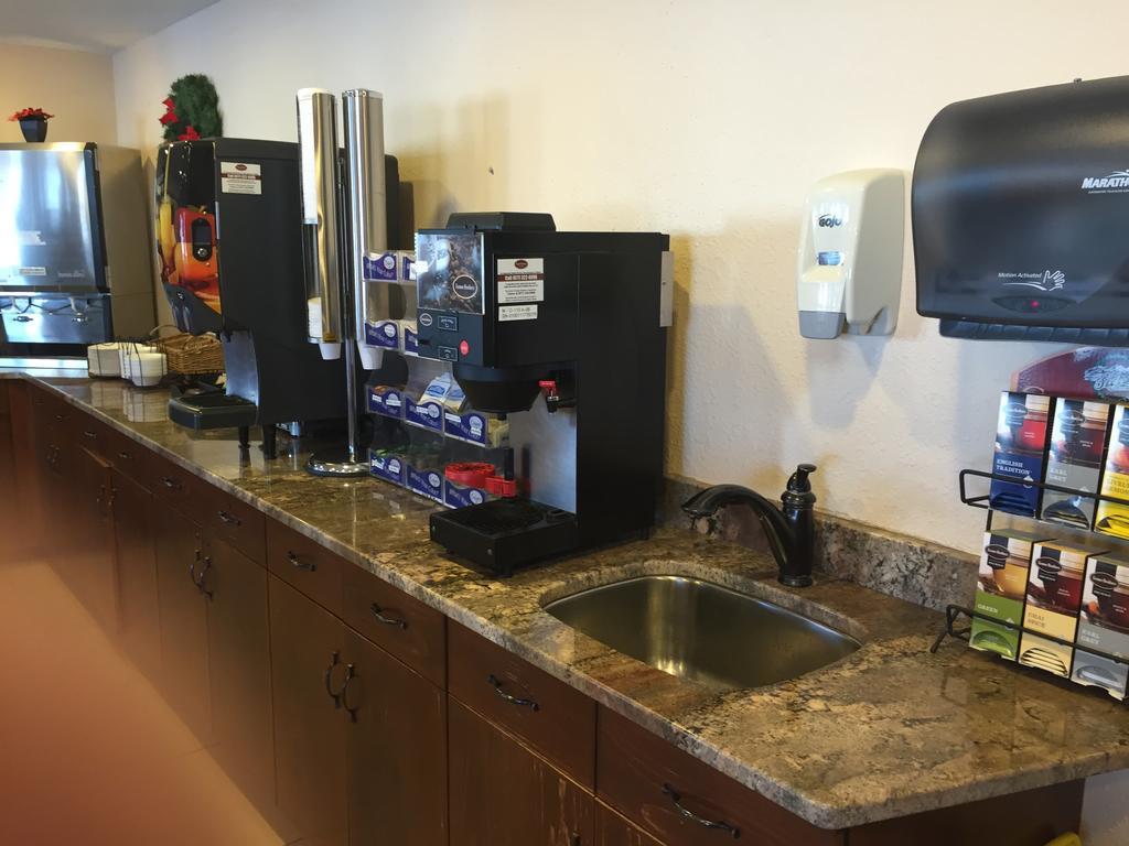 Americas Best Value Inn Grand Forks Esterno foto