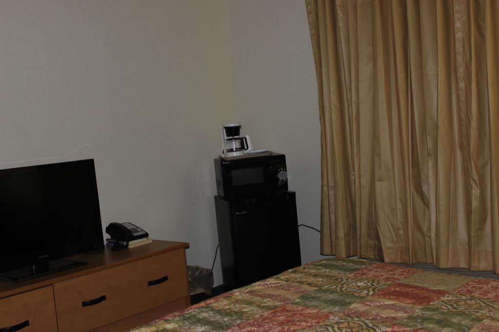 Americas Best Value Inn Grand Forks Esterno foto