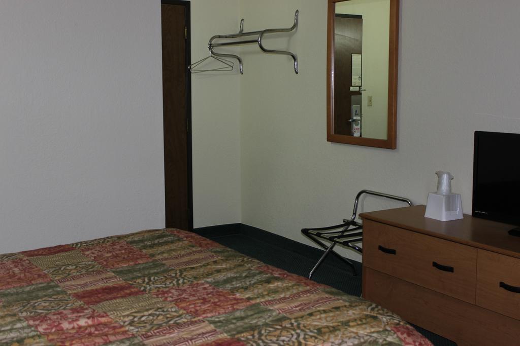 Americas Best Value Inn Grand Forks Esterno foto