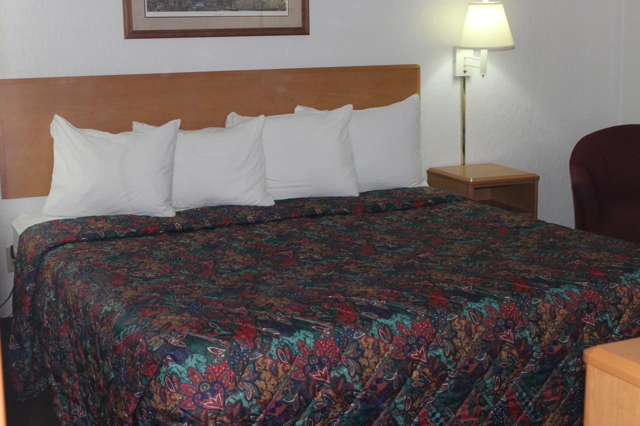 Americas Best Value Inn Grand Forks Esterno foto