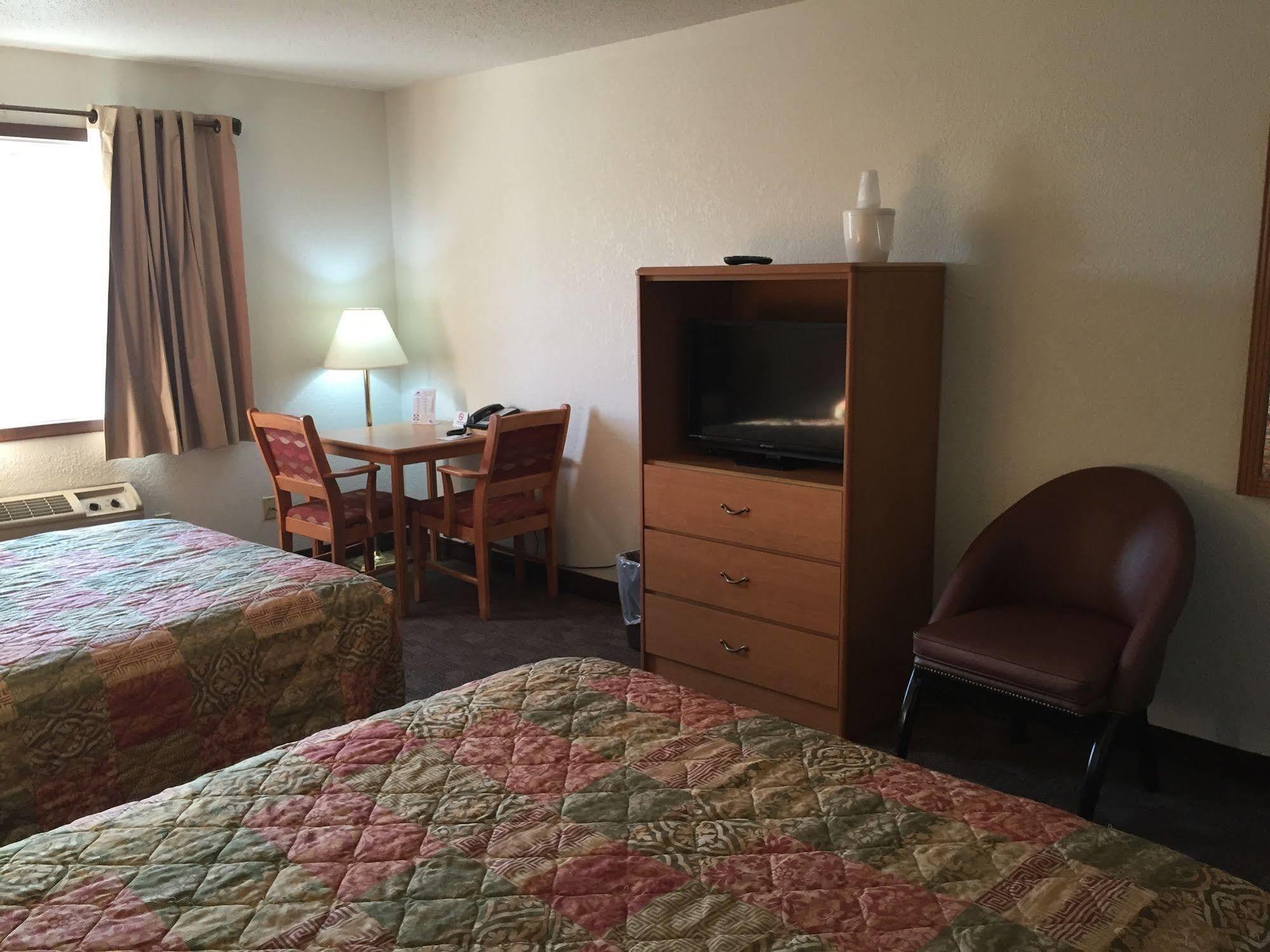 Americas Best Value Inn Grand Forks Esterno foto