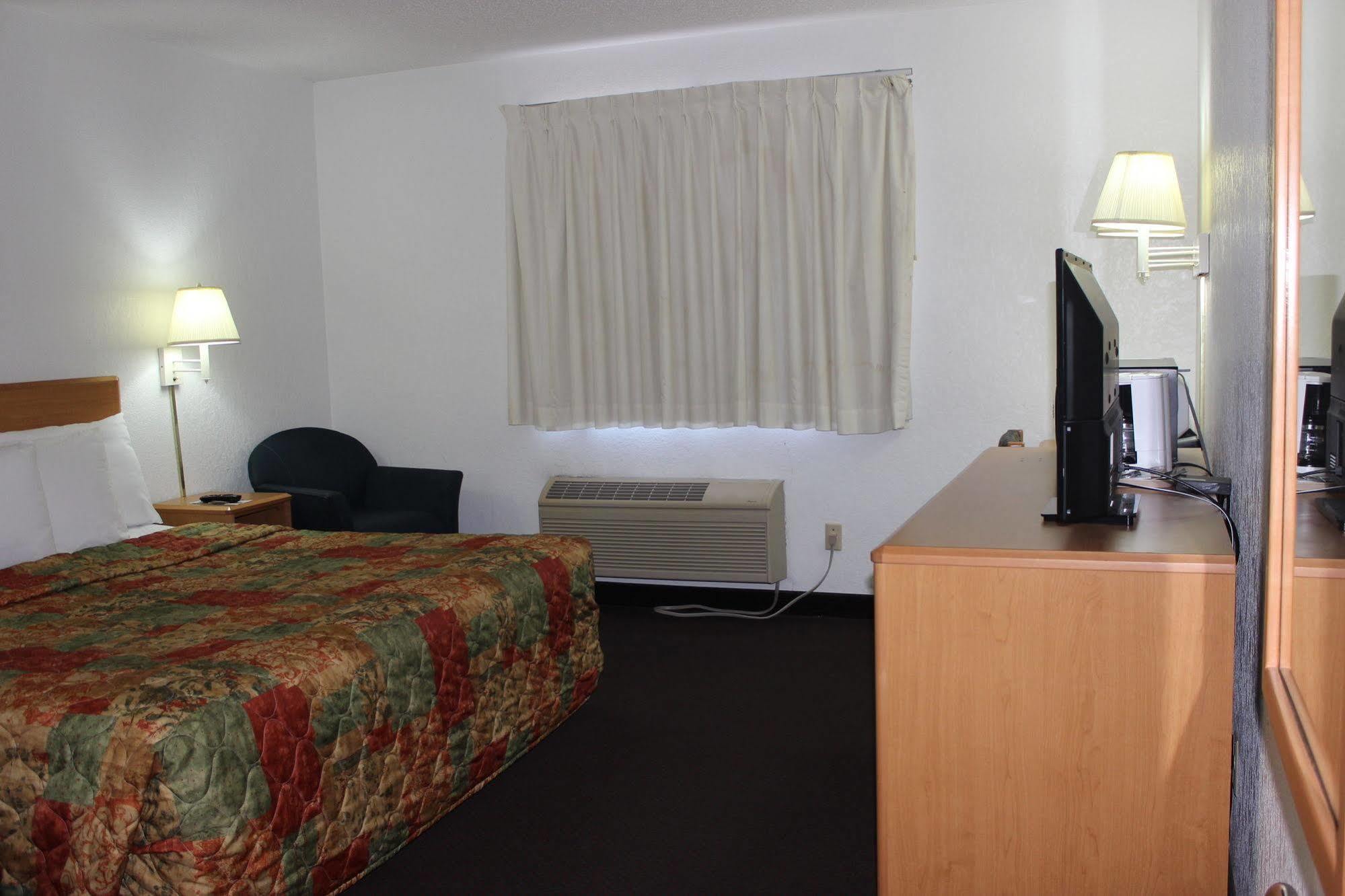 Americas Best Value Inn Grand Forks Esterno foto