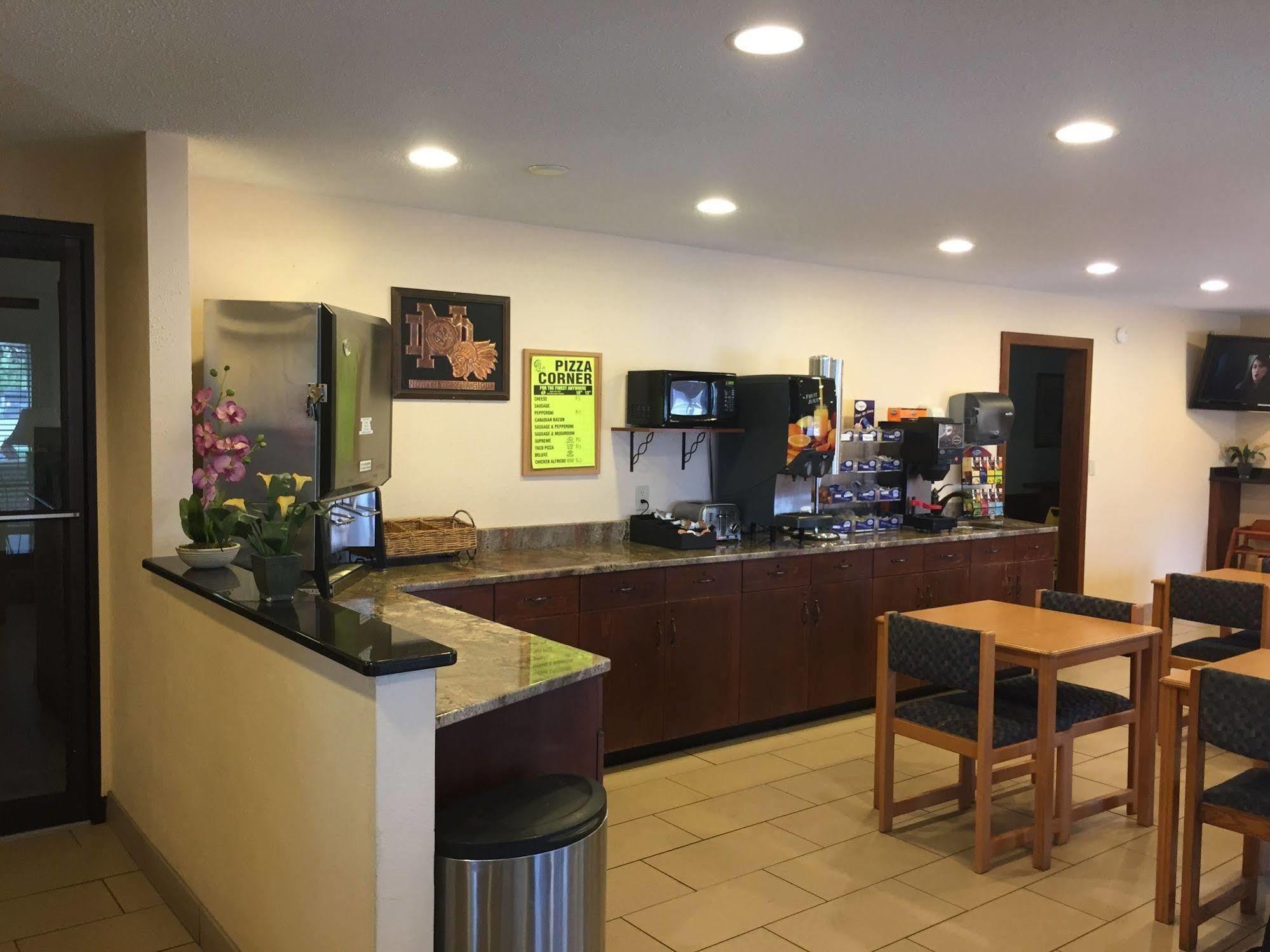 Americas Best Value Inn Grand Forks Esterno foto