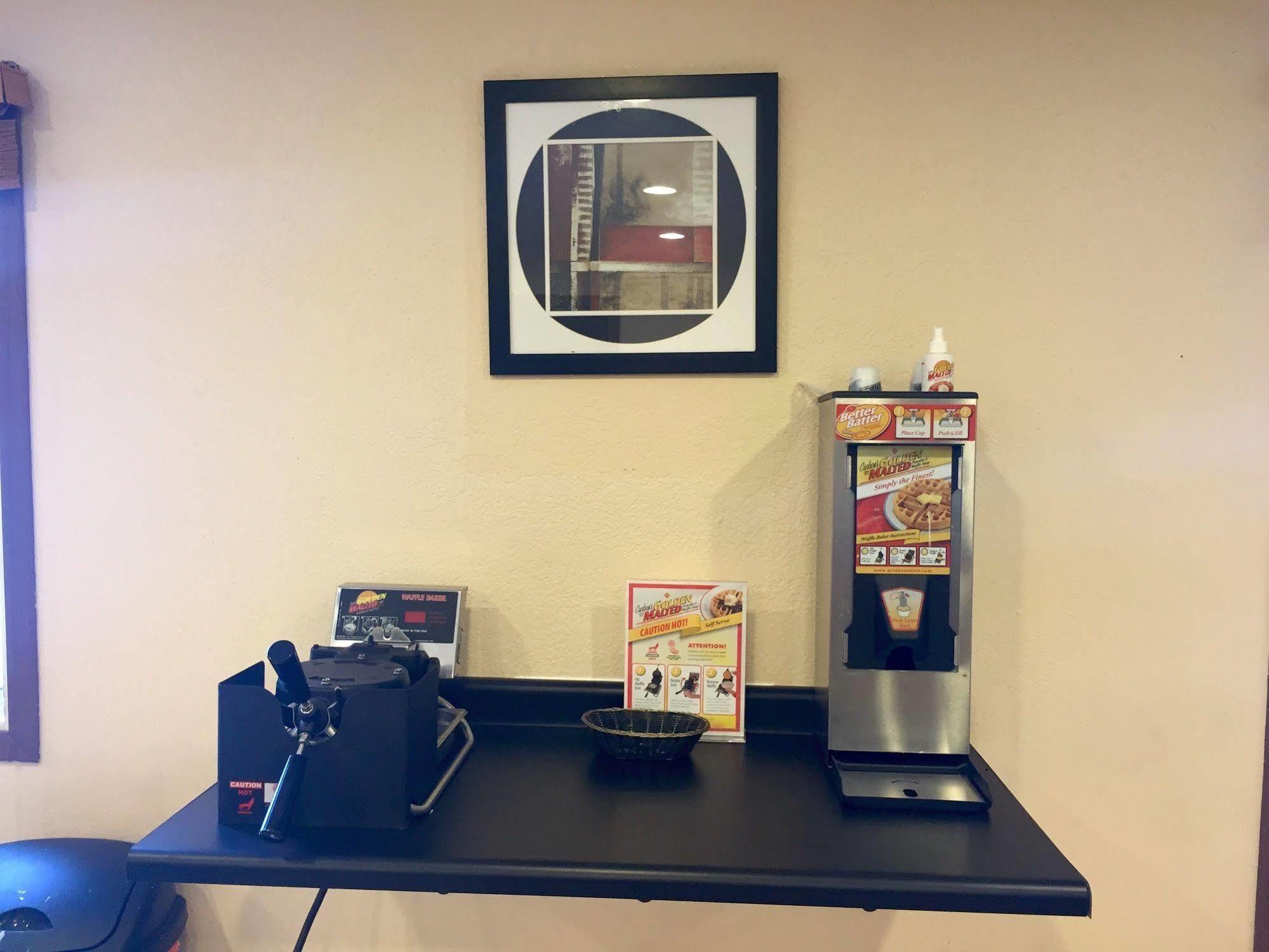 Americas Best Value Inn Grand Forks Esterno foto