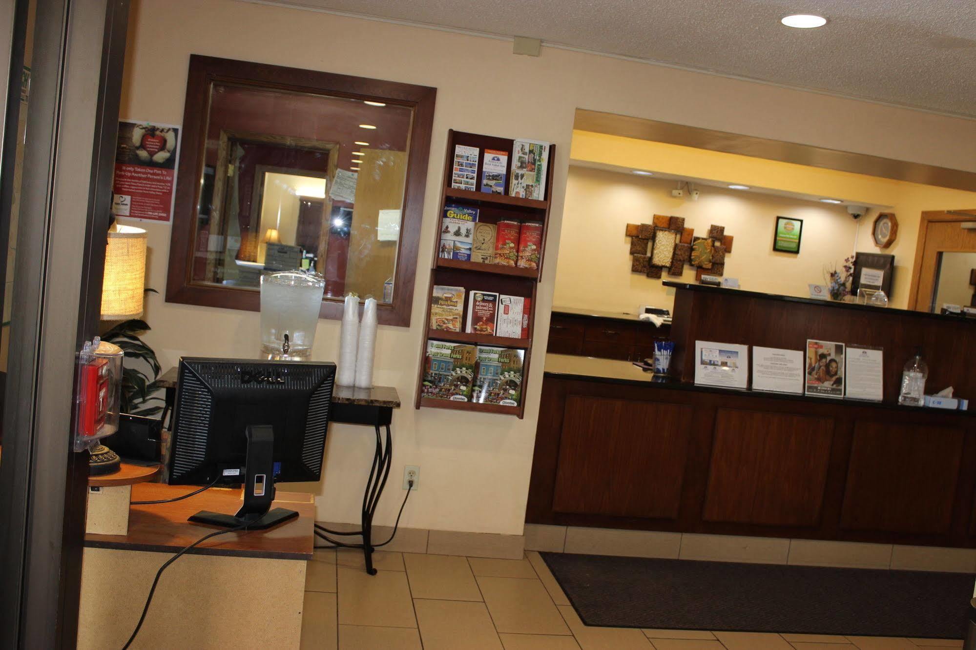 Americas Best Value Inn Grand Forks Esterno foto