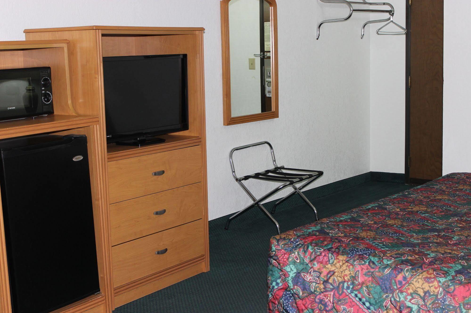 Americas Best Value Inn Grand Forks Esterno foto